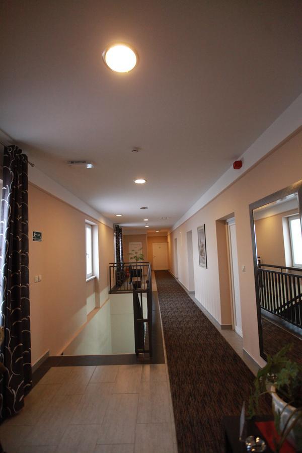 Hotel Petrijevci Бизоваць Екстер'єр фото