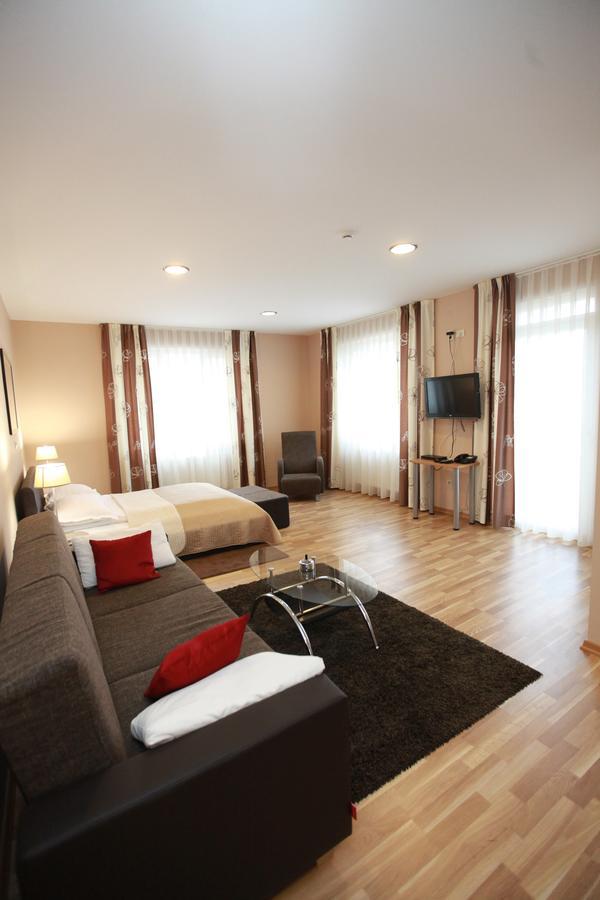 Hotel Petrijevci Бизоваць Екстер'єр фото